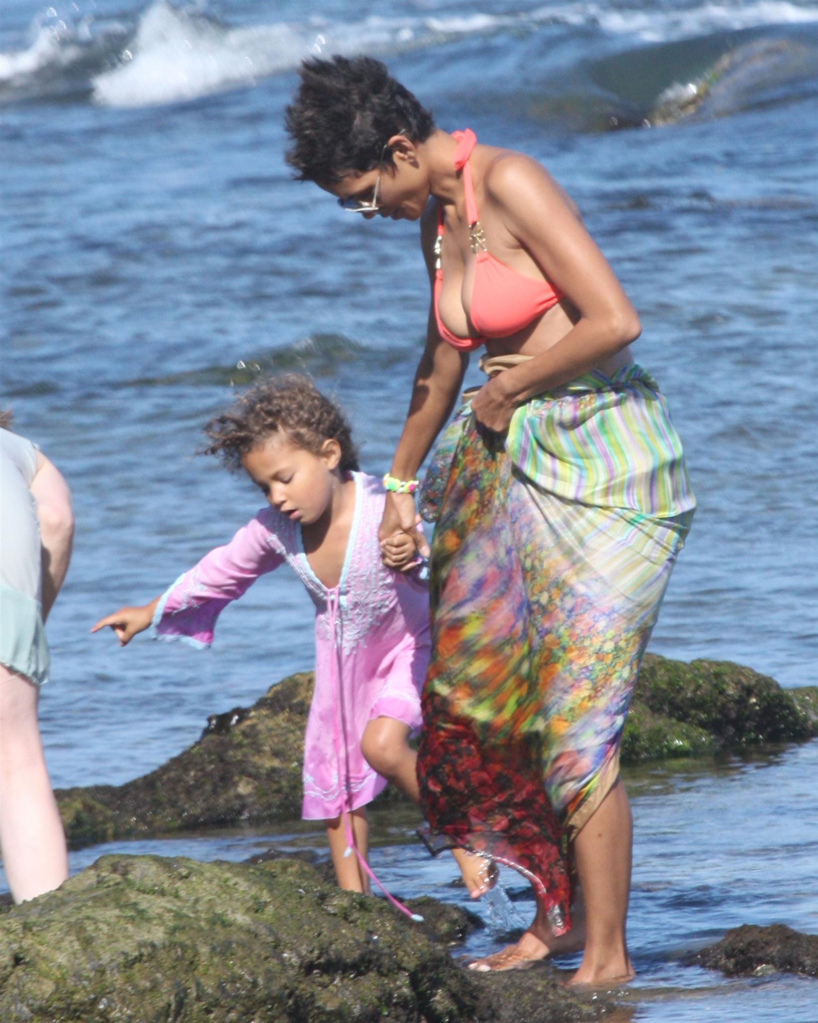 Halle Berry spends her 45th birthday on Malibu Beach photos | Picture 59758